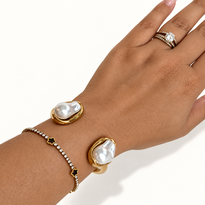 Perla Baroque Pearl Cuff