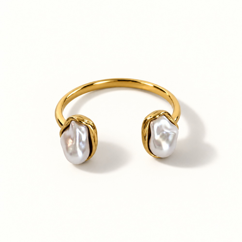Perla Baroque Pearl Cuff