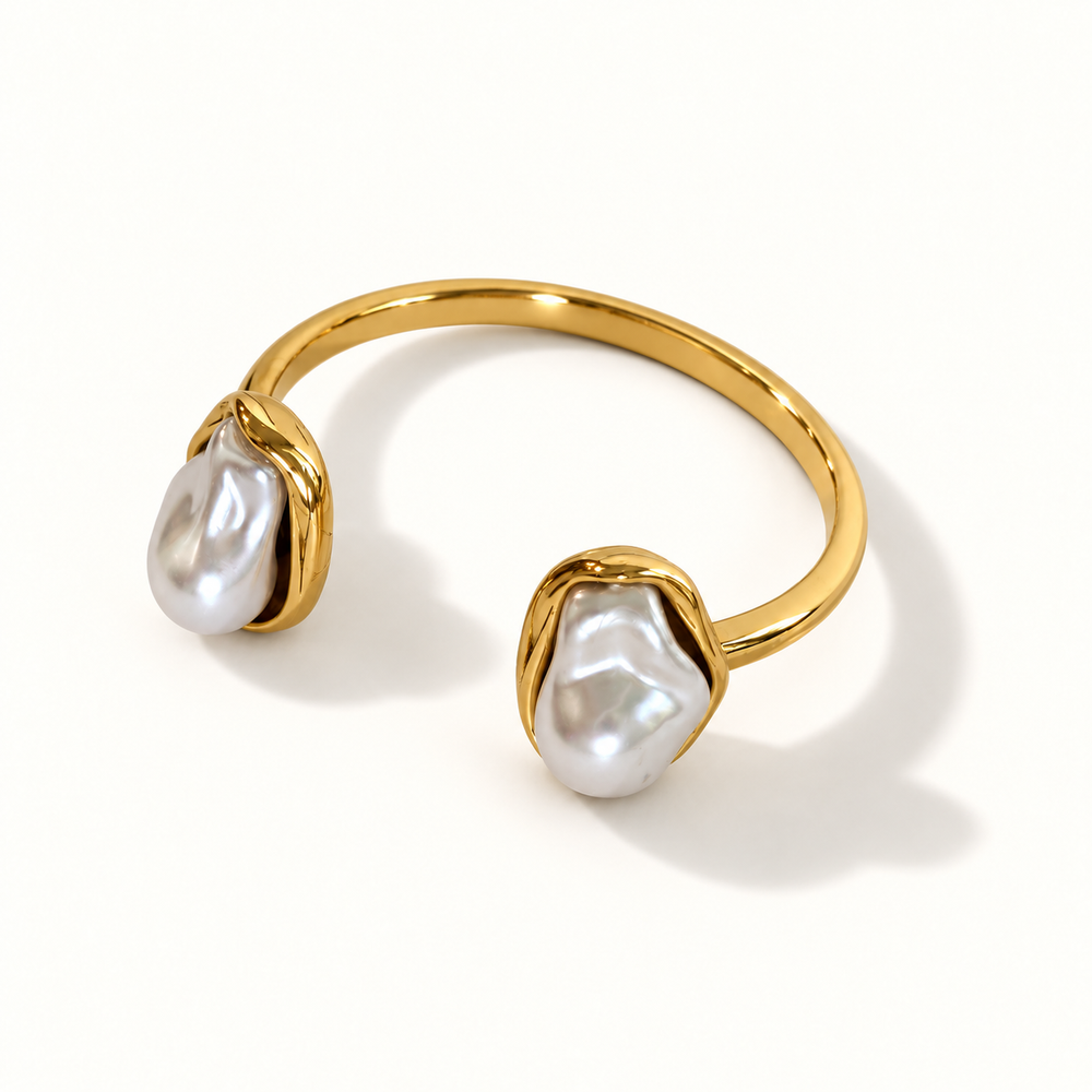 Perla Baroque Pearl Cuff