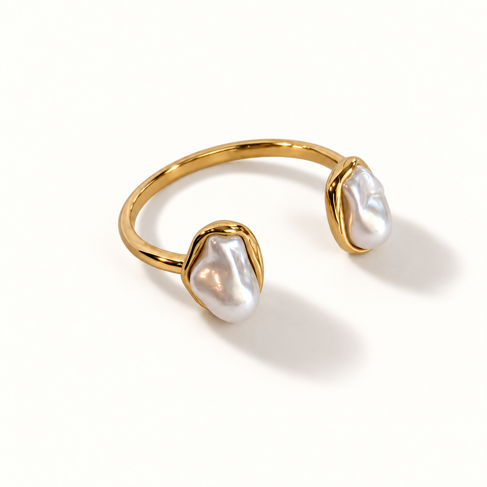Perla Baroque Pearl Cuff